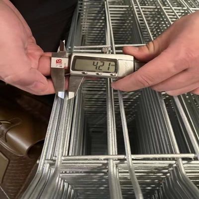 Heavy Duty 3,5 mm draad warm gedompeld gegalvaniseerd PVC bedekt 3D gebogen hek voor industriële beveiliging